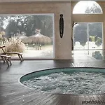 Howard Johnson Pilar Resort Spa & Convention Center 