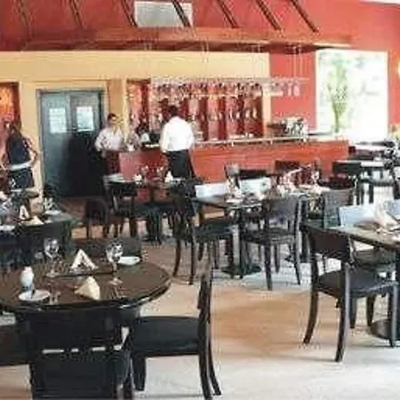 Howard Johnson Pilar Resort Spa & Convention Center 